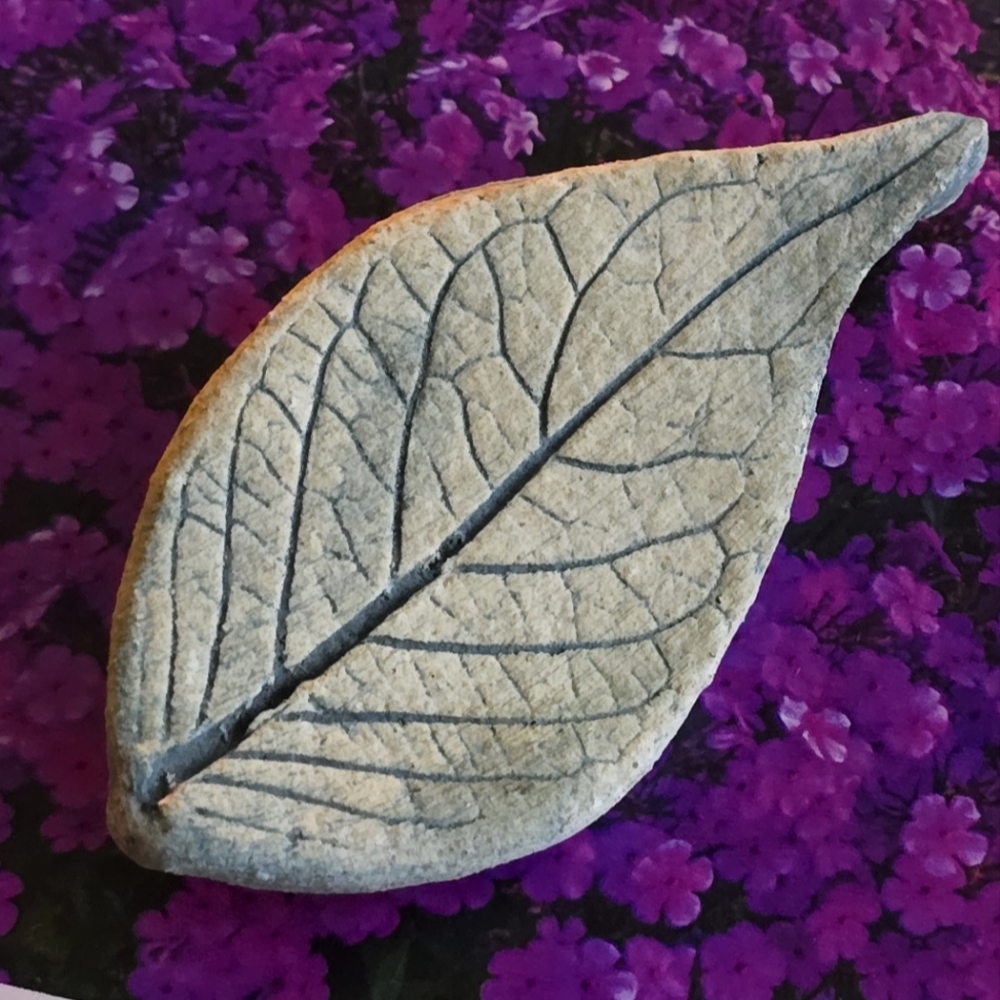 Handmade leaf brooch pale green clay nature naturecore tree plant jewelry